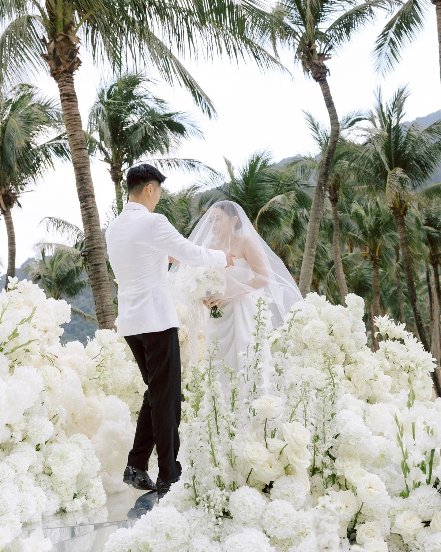The elegant wedding ceremony of Brandon and Allison, filled with pure white flowers and the joyful smiles of everyone present.
.
Planning, design, styling and coordination by&nbsp;@theplannersvn
Photography:&nbsp;@kailashwedding
Wedding film:&nbsp;@c
