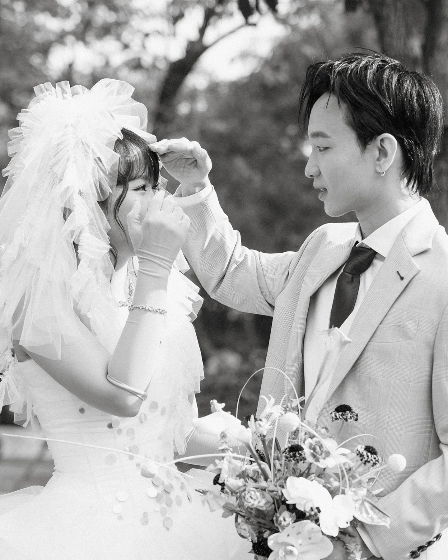 Ng&agrave;y cưới của Dũng v&agrave; Linh bắt đầu bằng những khoảnh khắc giản dị nhưng tr&agrave;n đầy y&ecirc;u thương. Từ gia đ&igrave;nh, bạn b&egrave; đến những c&aacute;i &ocirc;m, những nụ cười, tất cả đ&atilde; tạo n&ecirc;n một ng&agrave;y thậ