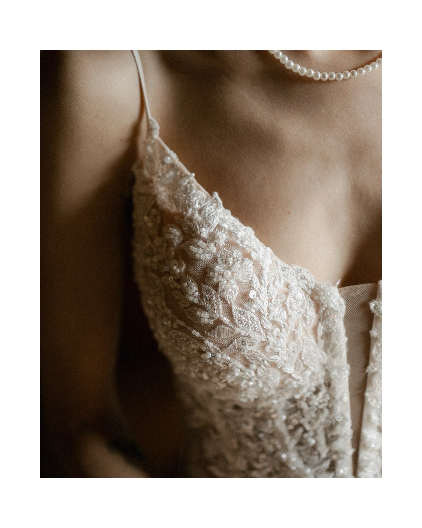 the dress✨ #brides #brideportrait #bridalstyle #bridalphotoshoot #weddingphotoshoot #weddingphotographers #weddingphotographer #weddingshoot #weddingportrait #hochzeitsfotograf #hochzeit #hochzeitsfotos #weddingdress #ipreview via @preview.app @lara_