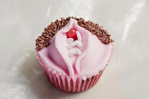 Kutcakes met rode bessen en slagroom