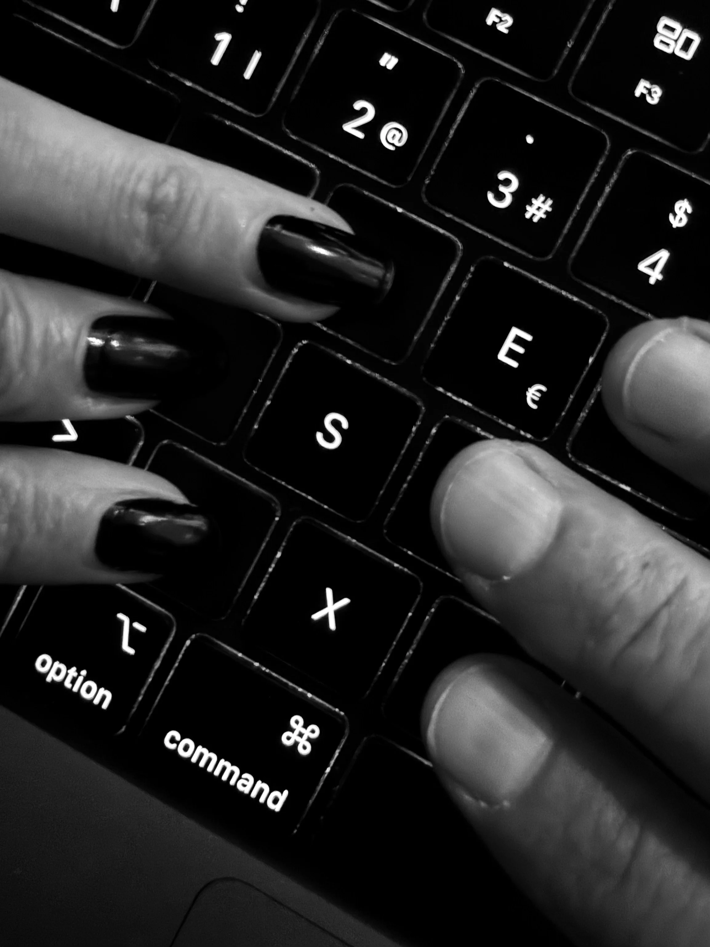 🍒 The Night She Said “I’m Not Alone…” and the Chat Completely Exploded