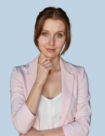 Porträt von Katharina Vranic in einem rosa Blazer und einer weißen Bluse. Sie blickt zuversichtlich nach vorne und erklärt Finanzen.