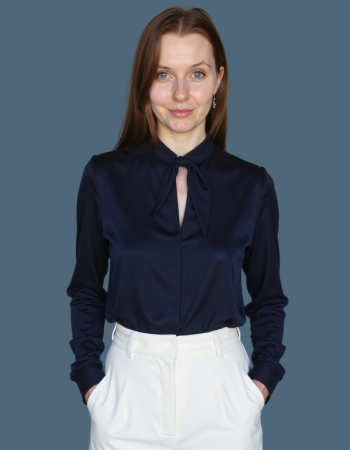 Katharina Vranic in dunkelblauer Bluse, die über finanzielle Klarheit spricht.