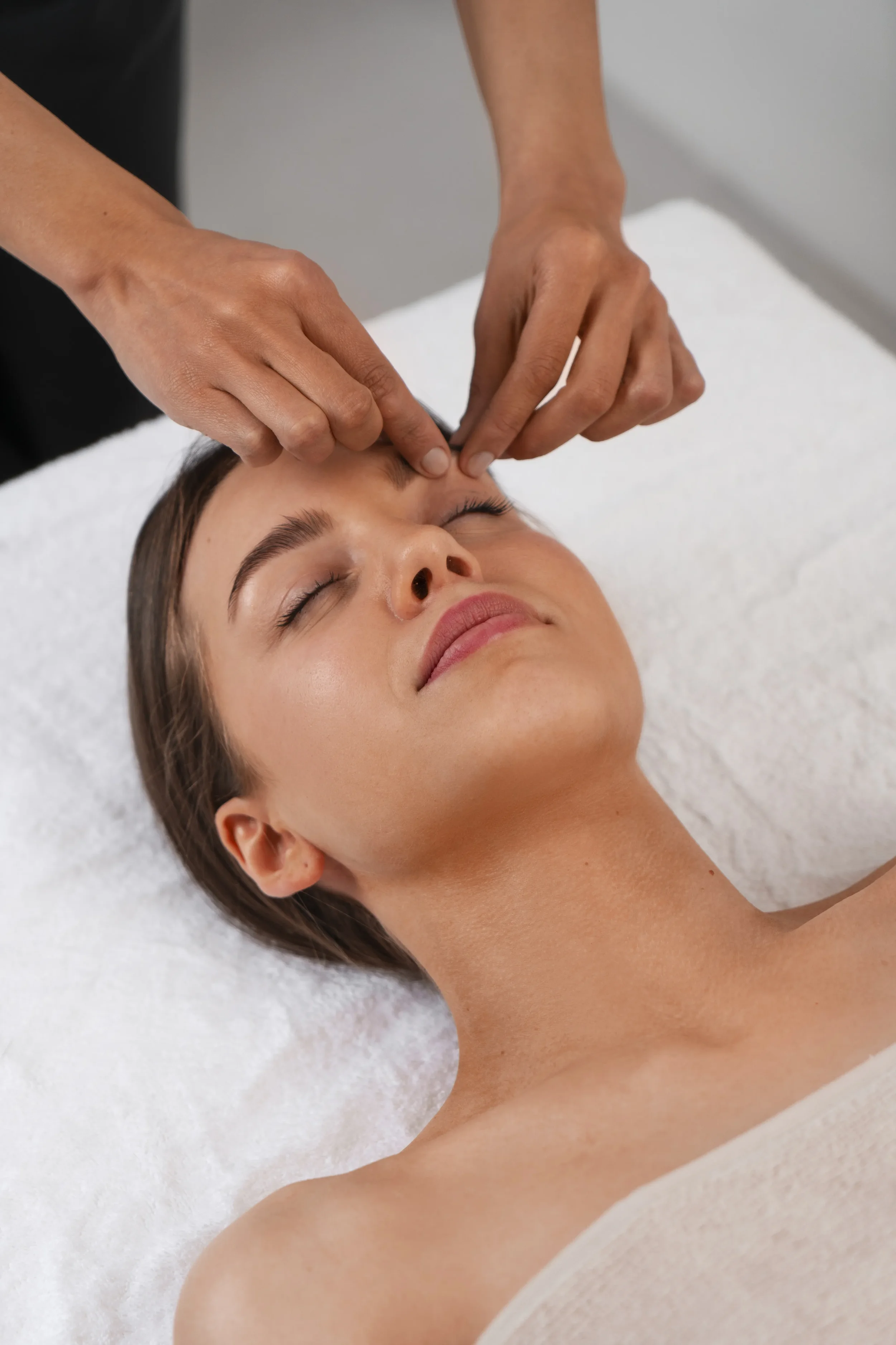 view-woman-getting-facial-yoga-massage-stay-young_resultat.webp