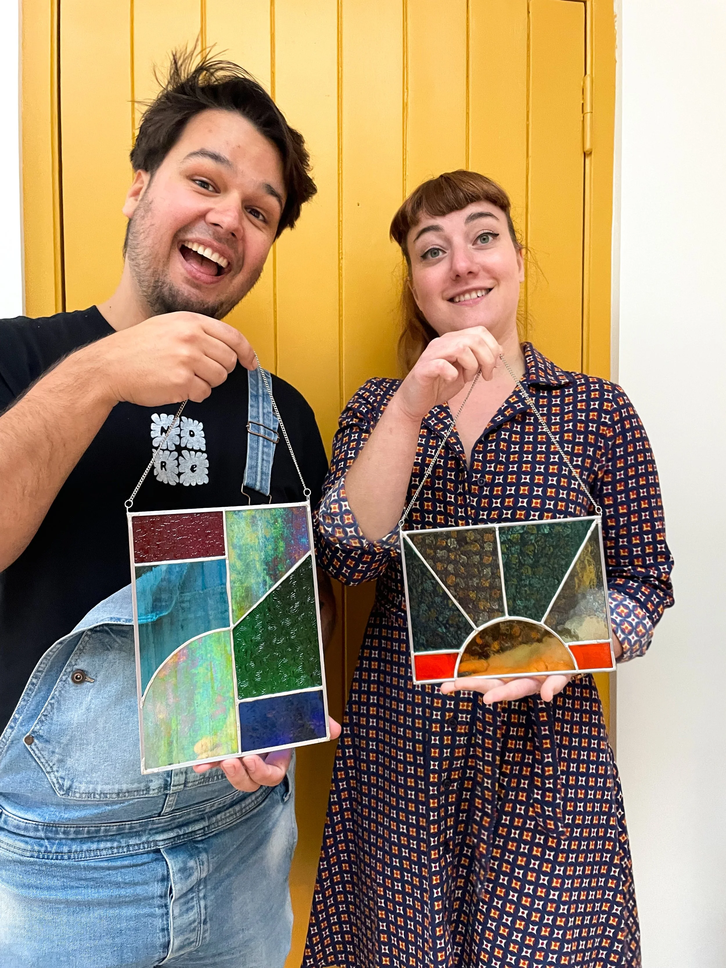 Twee blije mensen na een dag glas in lood cursus