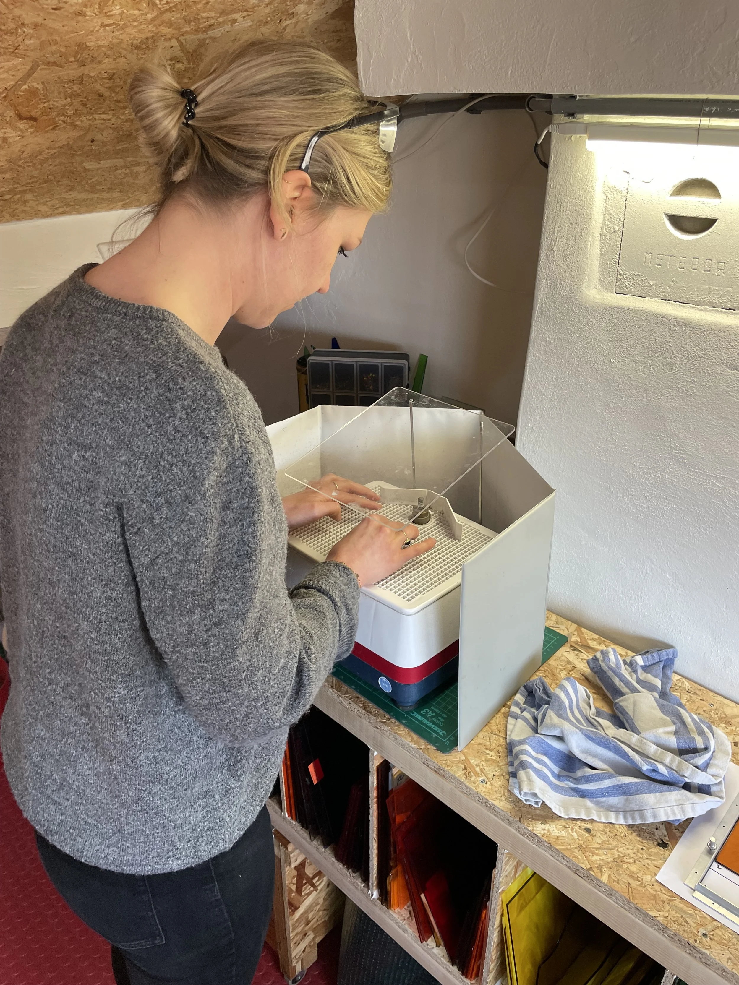 vrouw achter slijpmachine