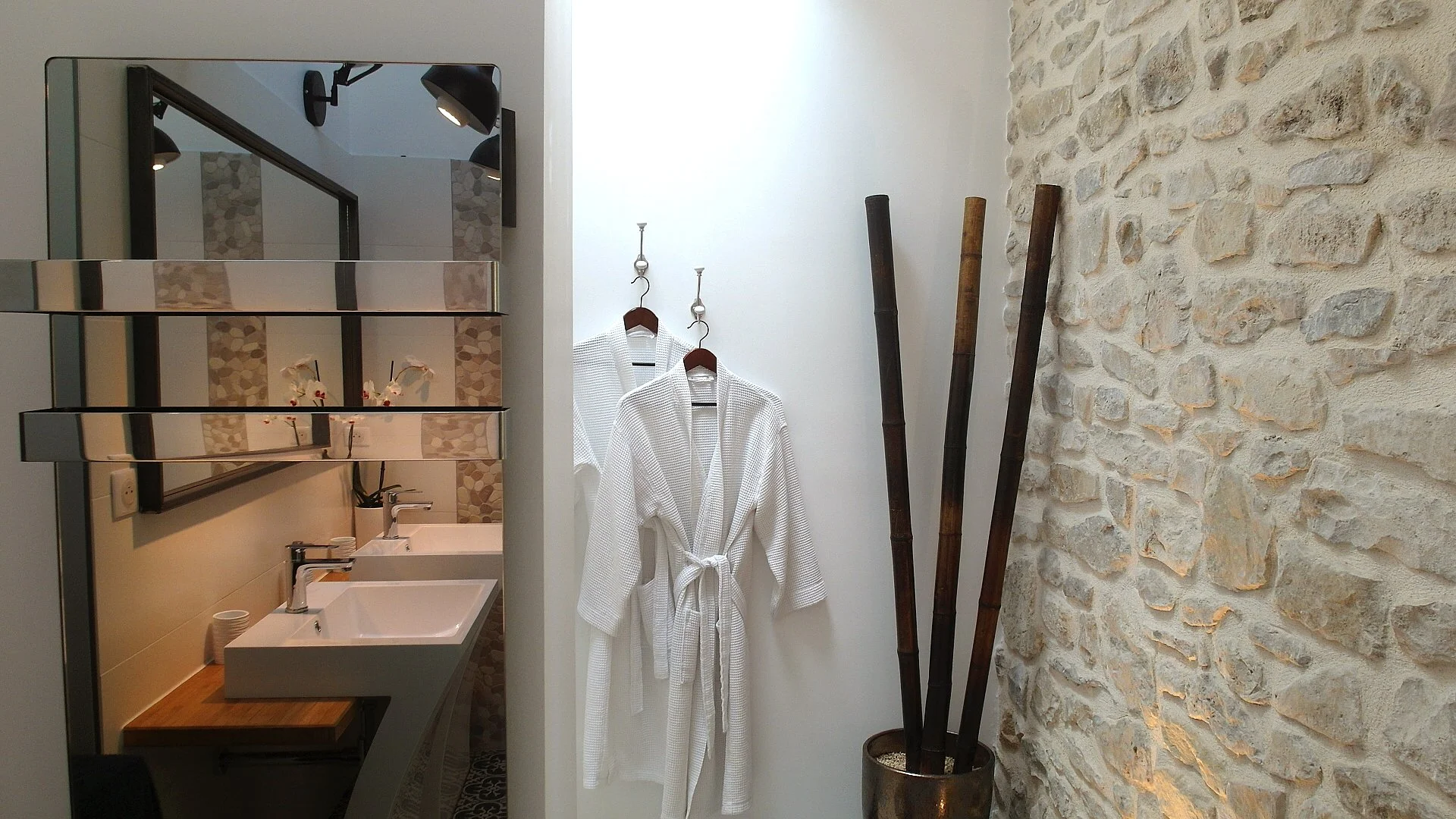 Modernes Bad mit Design-Dusche in Südfrankreich