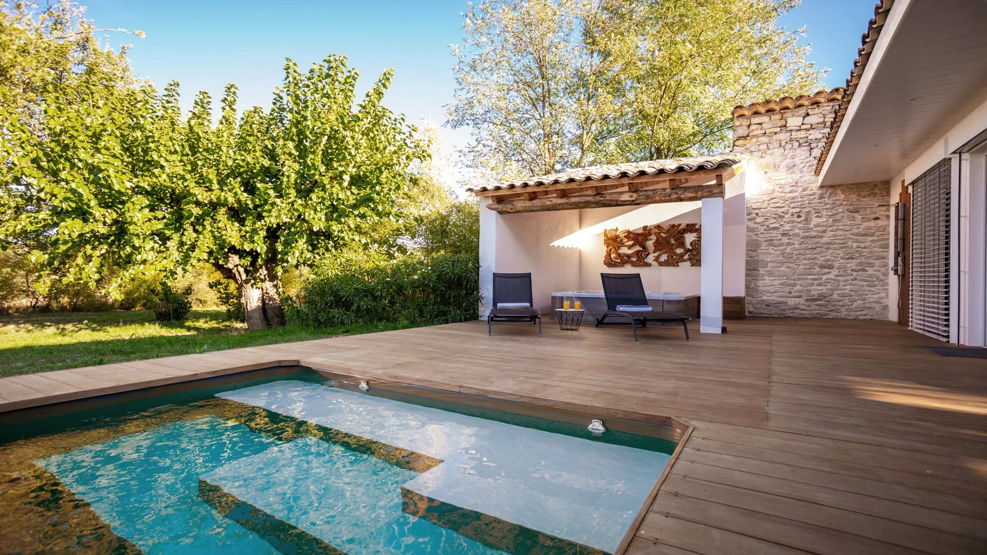 Design-Ferienhaus mit moderner Küche bei Uzès