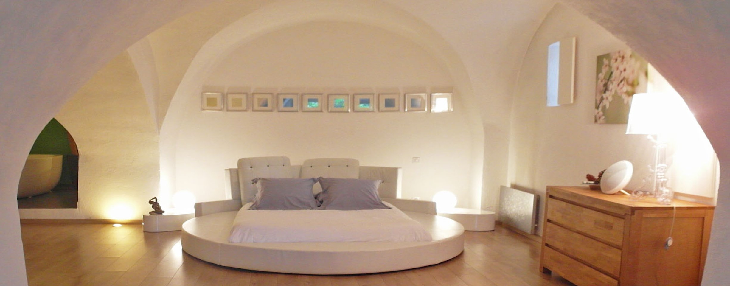 Helles Schlafzimmer mit Designerbett