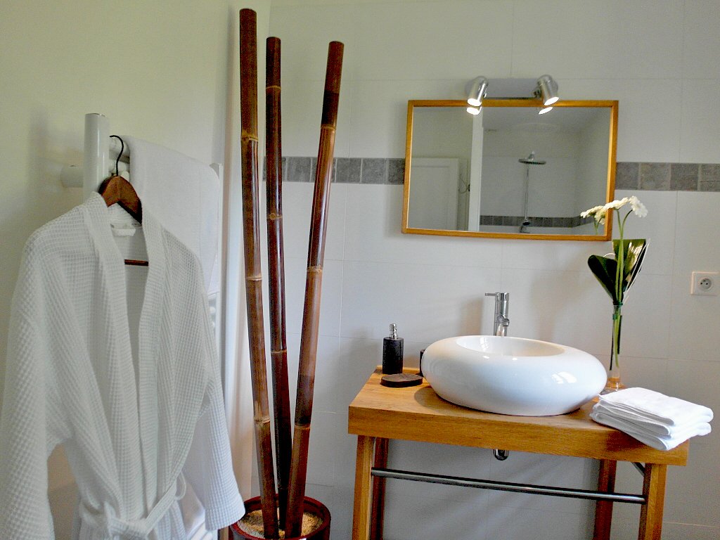 Badezimmer in südfranzösischer Ferienvilla mit Bambus-Deko