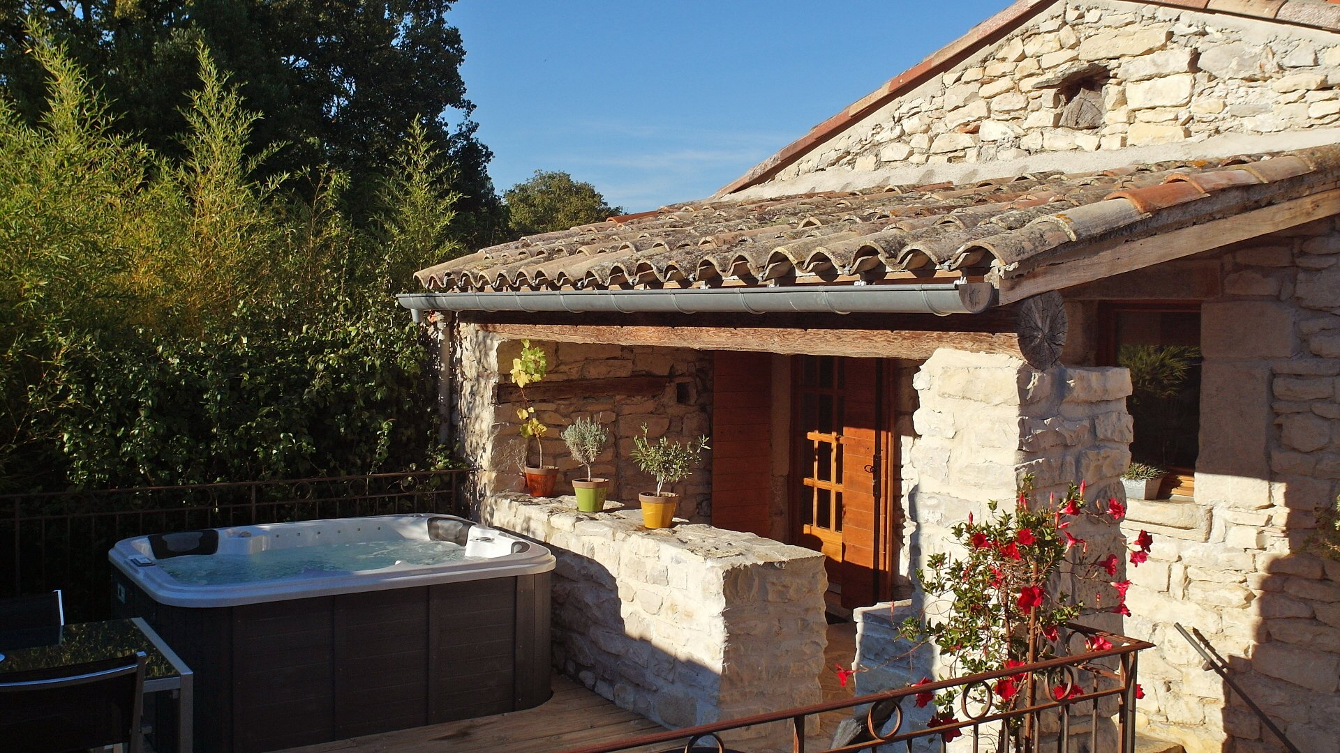 Private Spa-Terrasse in einem Steinhaus bei Uzès