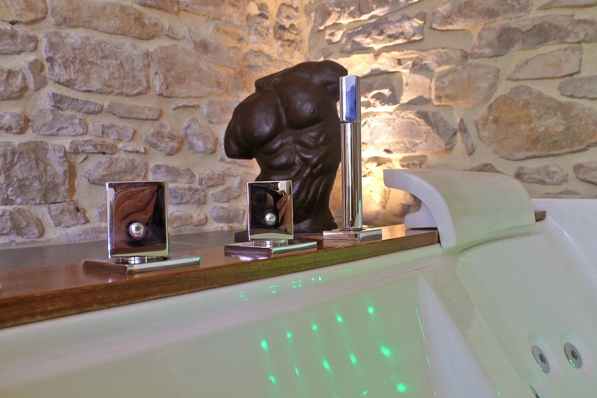 Whirlpool Badewanne in diesem Ferienhaus im Domaine de Monteils nahe Uzès