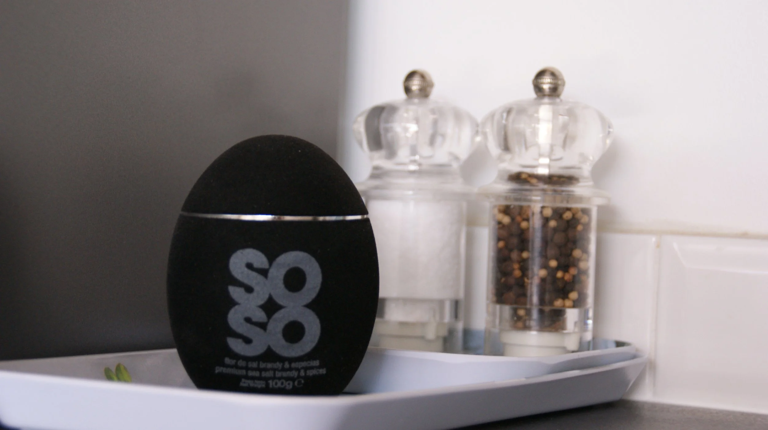 Moderne Küchenausstattung im Domaine de Monteils in Okzitanien