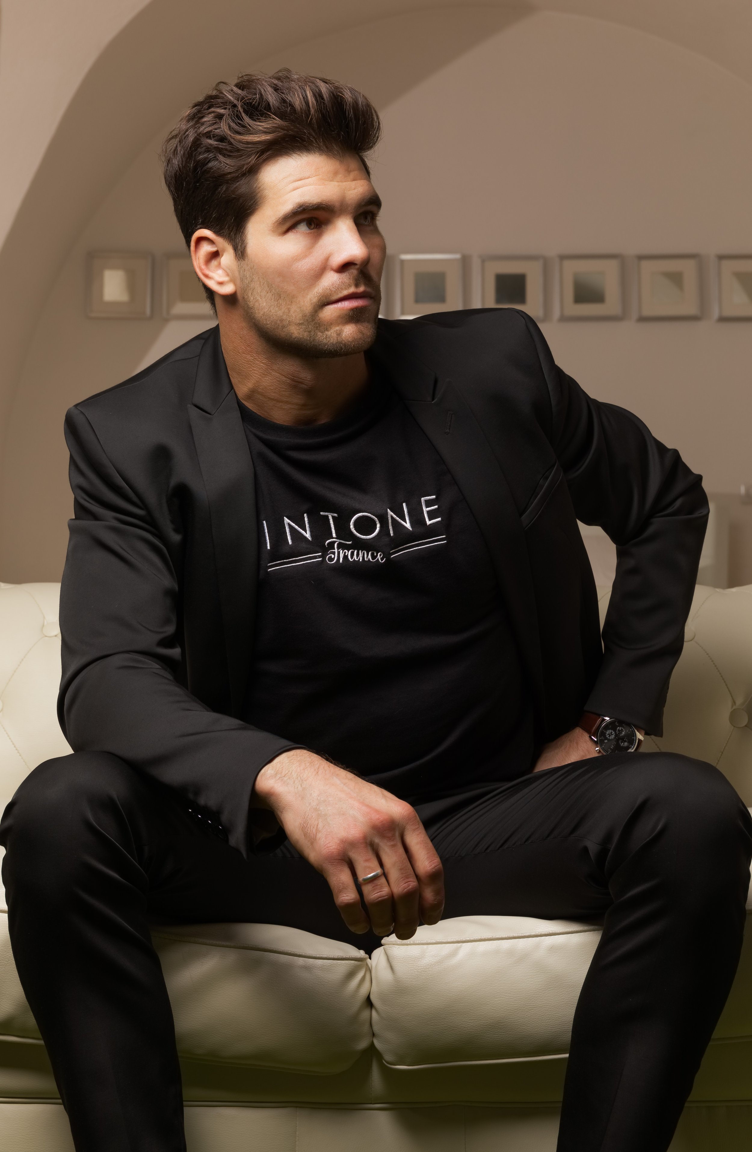 Kreatives Shooting in moderner Architektur in Okzitanien