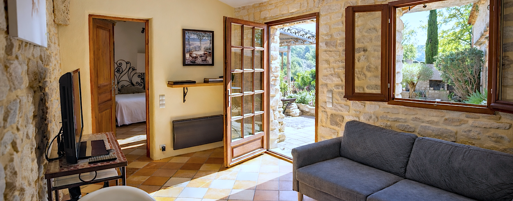 wohnzimmer-im-ferienhaus-mit-geschichte-camargue.jpg