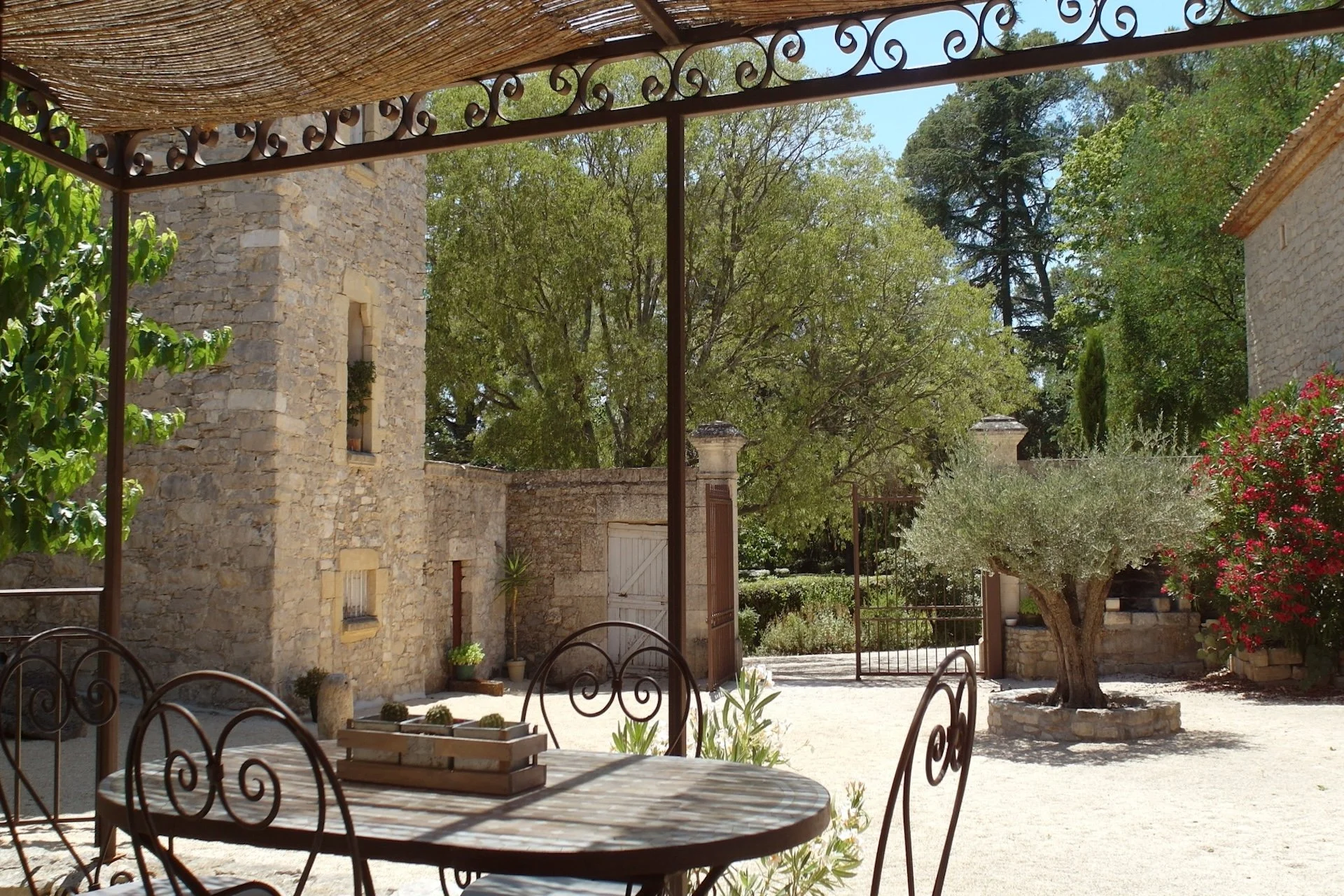 urlaub-im-historischen-chateau-mit-vinothek.jpg