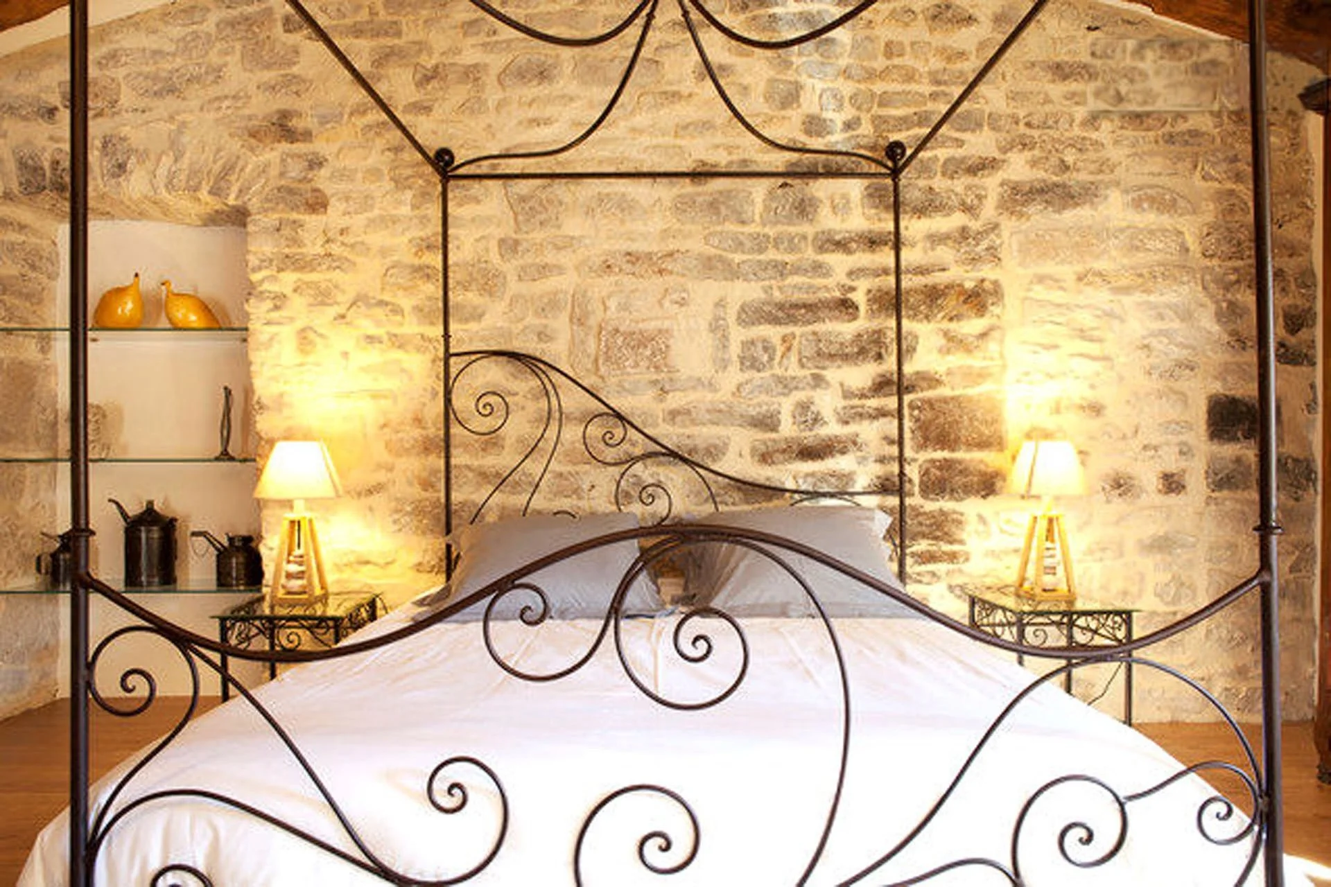 Elegantes Himmelbett im Natursteinha
