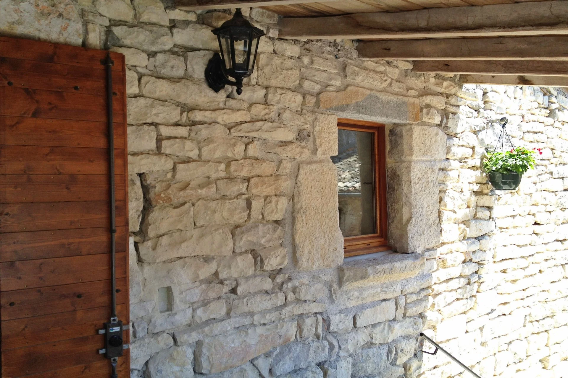 Eingang einer authentischen Ferienwohnung mit Natursteinfassade