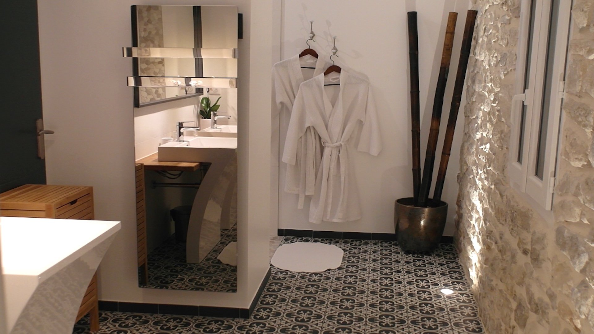Modernes Bad mit Design-Dusche in Südfrankreich