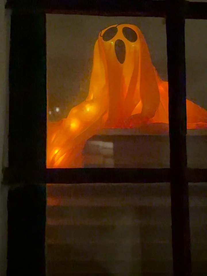 🎃 Halloween in Neuburg-Nord &ndash; hier steppt der K&uuml;rbis! 👻
Zwischen Nebel, Lichtern und Kost&uuml;men sp&uuml;ren wir: Tradition lebt, wenn sie sich wandelt. 🌕
Vom traditionellen Totengedenken an Allerseelen bis zu neuen Formen des Erinner