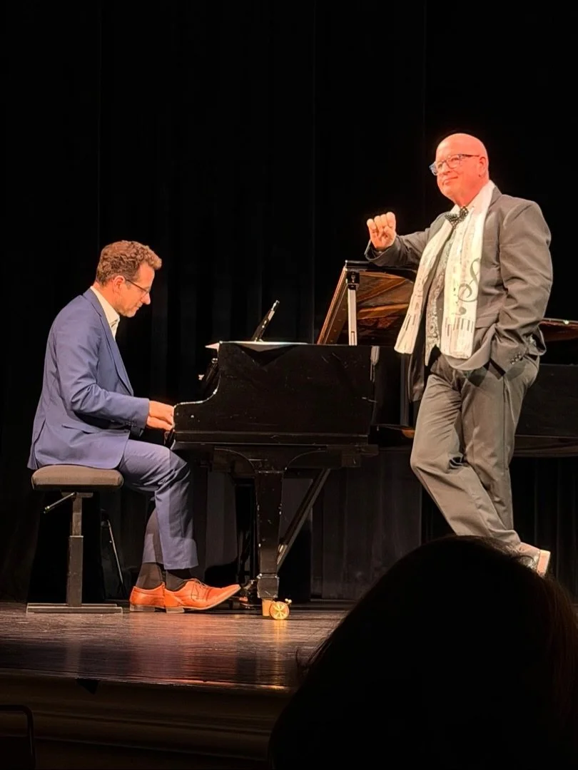 Wenn Dir Landrat, Stadtpoet, Neuburgs &bdquo;R&ouml;hre&ldquo; (kein Zitat von mir!) und Ottheinrich zum Geburtstag gratulieren- dann schlie&szlig;e ich mich herzlich an, liebe Gabi! Danke f&uuml;r einen sch&ouml;nen Kulturabend mit bezaubernder, Neu