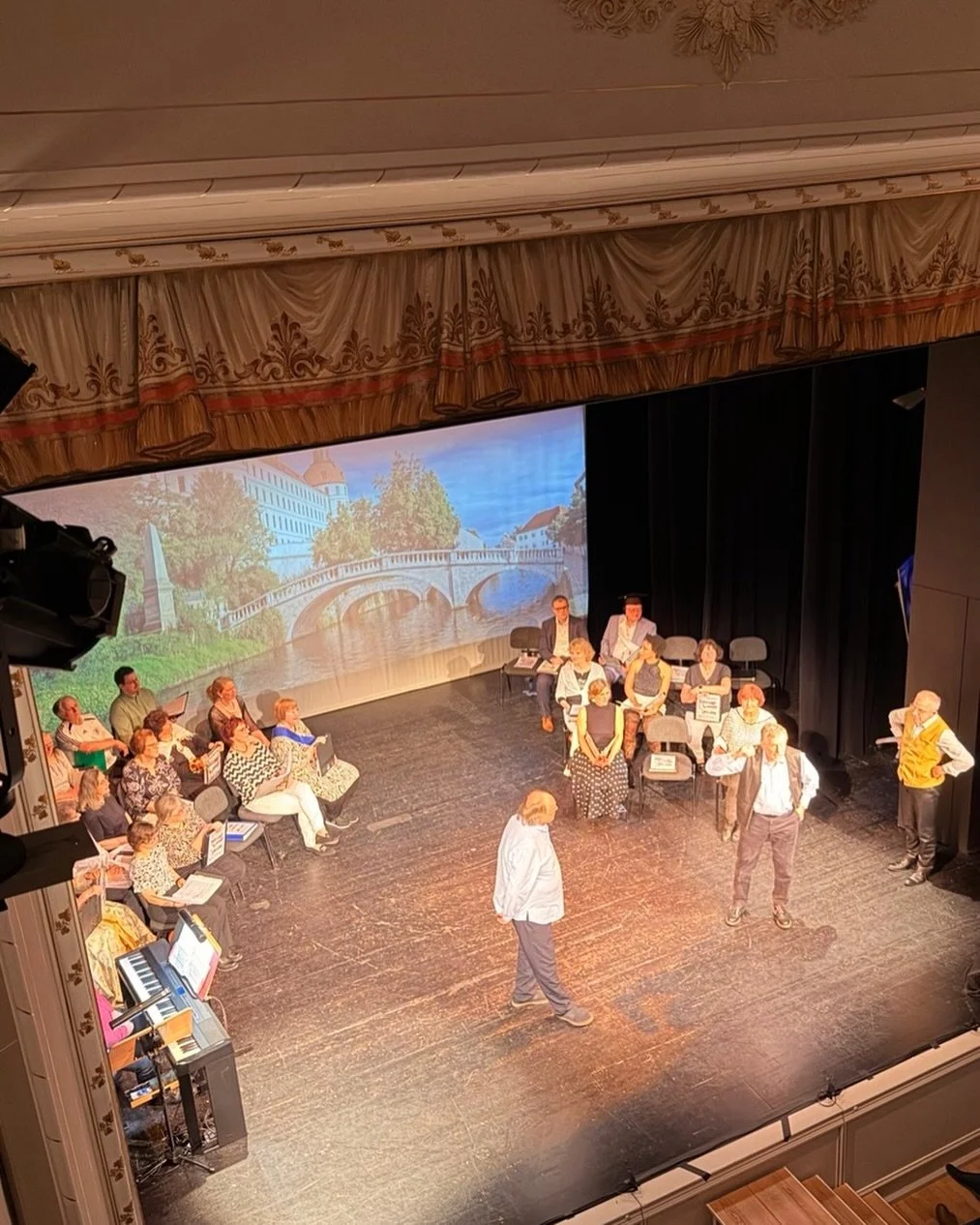 Der Neuburger Liederkranz schl&auml;gt diverse Br&uuml;cken &uuml;ber die Luitpoldstrasse vor, durch die die Fischergassler dann mit ihren Zillen als Fahrdienst fahren. Das w&auml;re auf jeden Fall ein touristisches Highlight, und wir k&ouml;nnen den