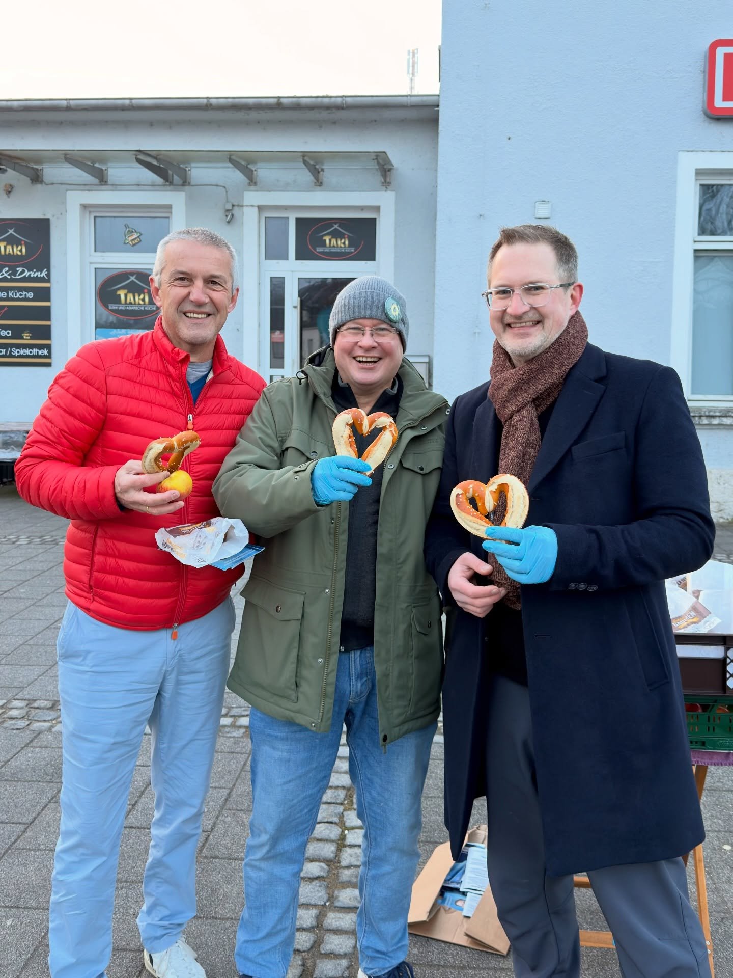 Brezn Tour am Bahnhof - Pendler und Sch&uuml;ler w&uuml;nschen sich endlich gscheite Zebrastreifen und zuverl&auml;ssige Zugverbindungen- zumindest ersteres k&ouml;nnten wir als Stadt schnell herstellen, wenn man Fu&szlig;g&auml;nger endlich mehr sch