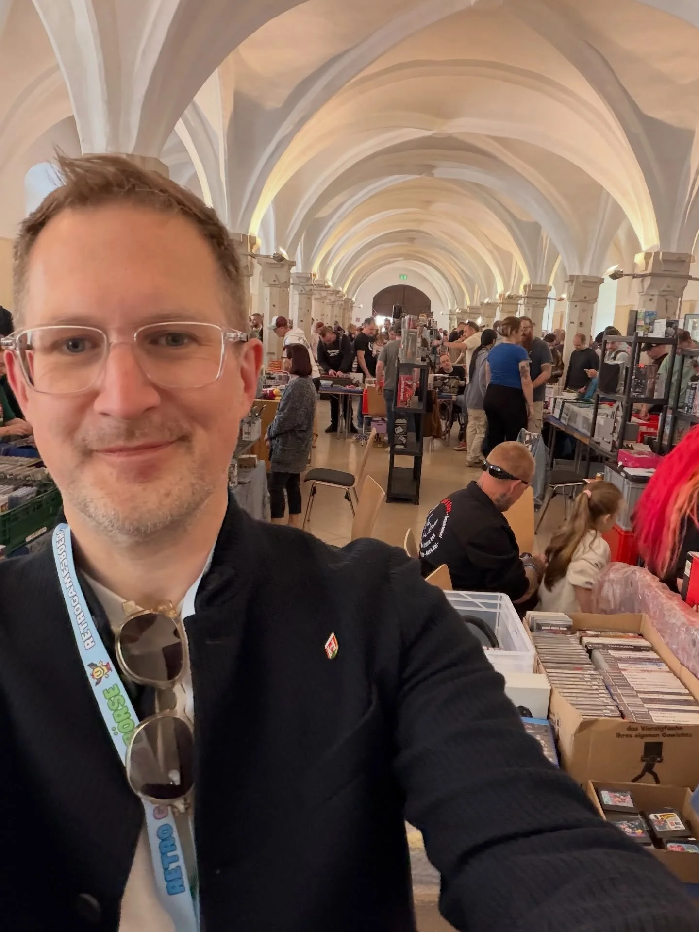 Schr&auml;ges L&auml;cheln weil viele Erinnerungen geweckt wurden ;) Heute war die 3. @retrogamesboersend in Neuburg! Wieder ein St&uuml;ckchen gr&ouml;&szlig;er als letztes Mal, wieder vollgepackt mit Fans, die Ihre Sammlung ausbauen wollen oder Elt