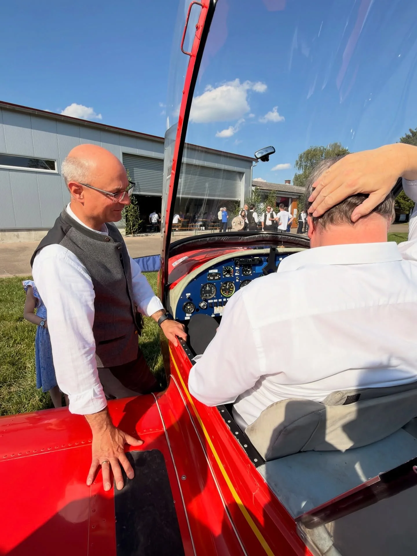Letztes Update vom Wochenende: die Fluggruppe Neuburg hat gestern Ihre neue, in 700 aufgeschriebenen und unz&auml;hligen weiteren Stunden gebaute Halle feierlich segnen lassen und eingeweiht. Wer die Flieger kennt und Ihre Passion hat schnell ein Gef
