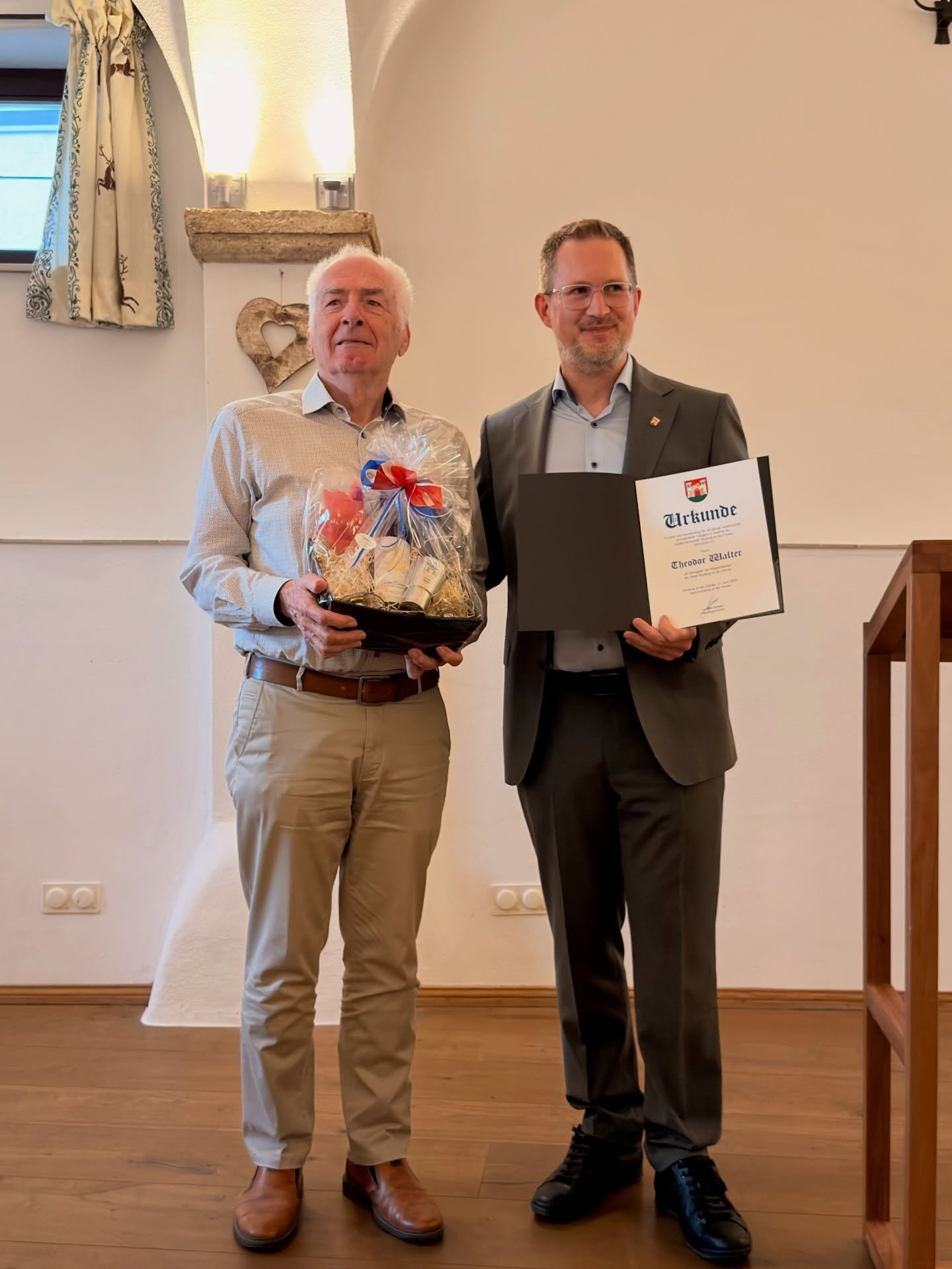 Verabschiedung der frisch ausgeschiedenen Stadtr&auml;tinnen und Stadtr&auml;te sowie Ortssprecher gestern im Kirchbauer Hof. Viele aus der Gruppe waren mehrere Amtsperioden im Ehrenamt f&uuml;r die Stadt t&auml;tig - insgesamt 196 Jahre. Spitzenreit