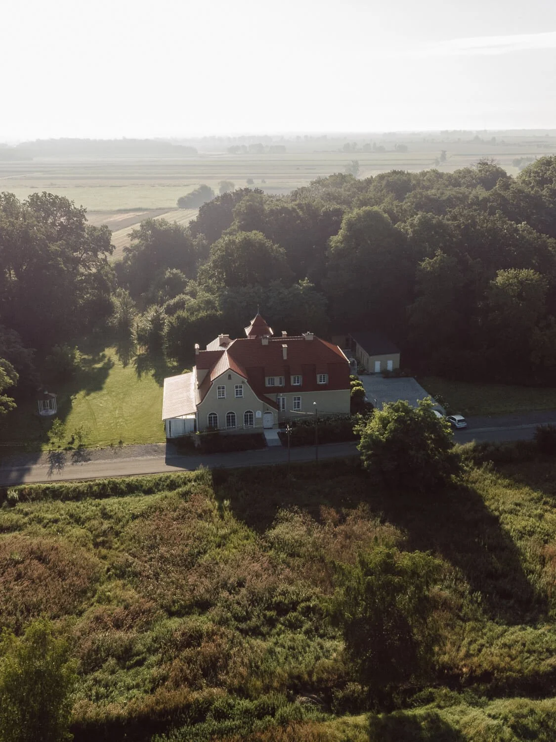 Morgensonne über Hochzeitslocation nahe Berlin