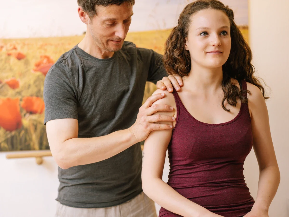 Osteopathische Behandlung an der Schulter in der Praxis CM