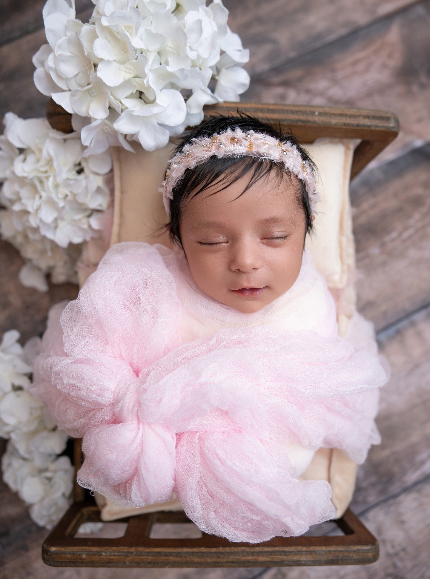 To the moms who feel tired&hellip;
Who think &ldquo;I&rsquo;ll book later&rdquo;&hellip;
Who feel like they&rsquo;re not ready yet&hellip;
You don&rsquo;t need to be perfect.
Your baby already thinks you are 🤍
Let me capture that for you.
📍 West Wi