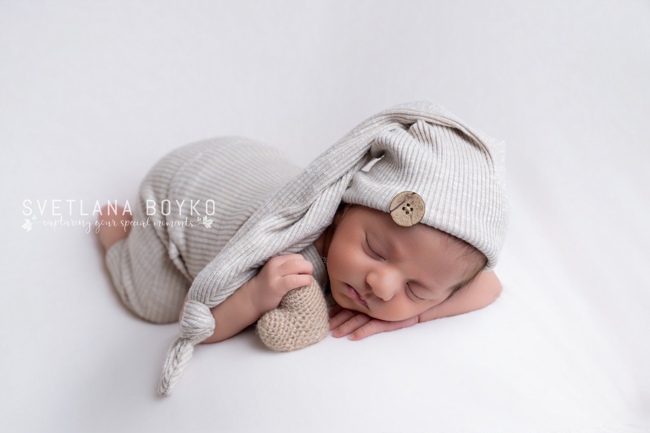 What you don&rsquo;t see in newborn photos&hellip;
Every wrap.
Every tiny outfit.
Every prop you see in my studio &mdash;
was chosen with intention 🤍
Not just because it&rsquo;s &ldquo;cute&rdquo;&hellip;
but because it photographs beautifully, safe