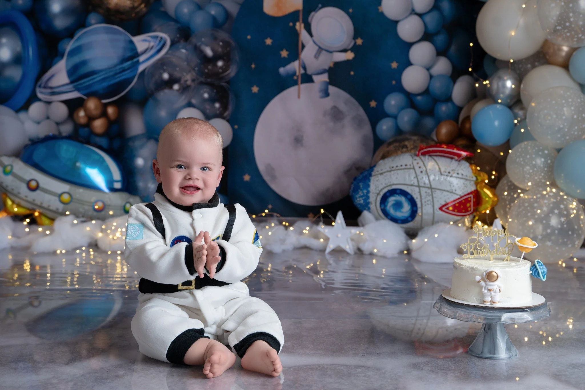 Sneak peek of this sweet ONE year old 🎂🤍
One year of love.
One year of growth.
One year of becoming someone&rsquo;s whole world ✨
From tiny newborn cuddles&hellip;
to this big personality full of smiles and curiosity 💛
Happy 1st Birthday, little o