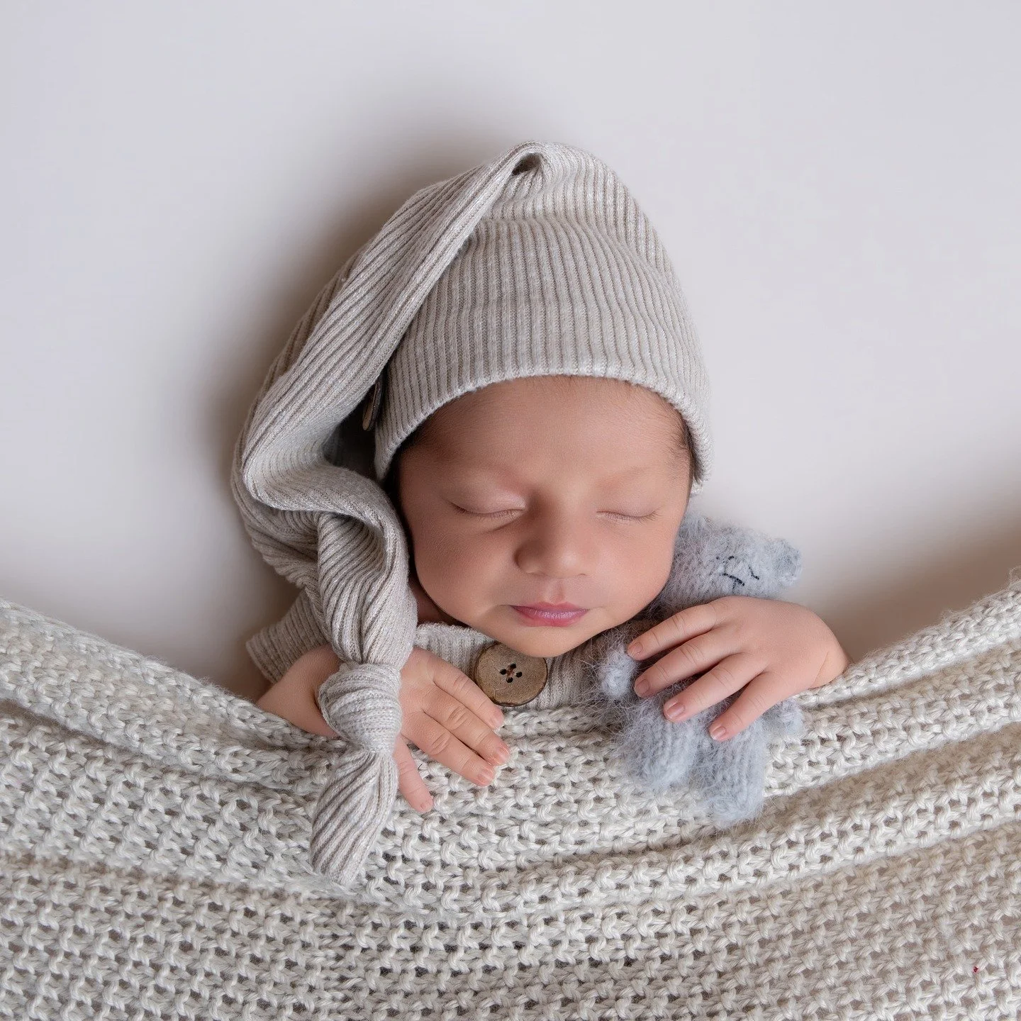 I only have a few spots left from now through the end of summer 🤍
Once they&rsquo;re gone &mdash; they&rsquo;re gone.
Newborn sessions must be booked during pregnancy to guarantee availability, and my calendar is filling faster than expected this se