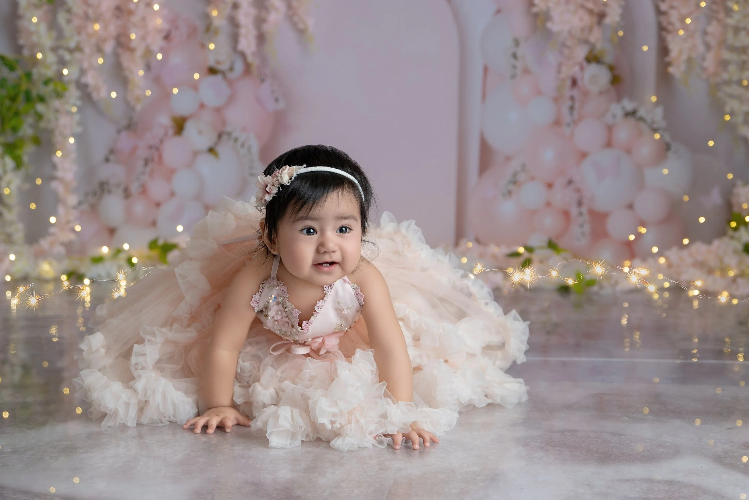 🎂 Cake smash sessions have become one of the most popular ways to celebrate your baby&rsquo;s first birthday 🤍
Turning ONE is such a big milestone &mdash; and the perfect time to capture all those little expressions, smiles, and messy moments ✨
I t