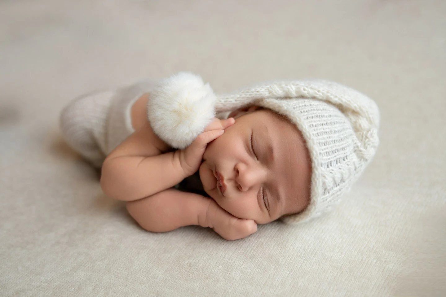 👶✨ So tiny&hellip; so perfect&hellip; so new 🤍
These first days go by faster than you think&hellip;
and before you know it &mdash; they&rsquo;ve changed 🥹
That&rsquo;s why newborn sessions are so special ✨
✔ Best at 7&ndash;14 days old
✔ Fully sty