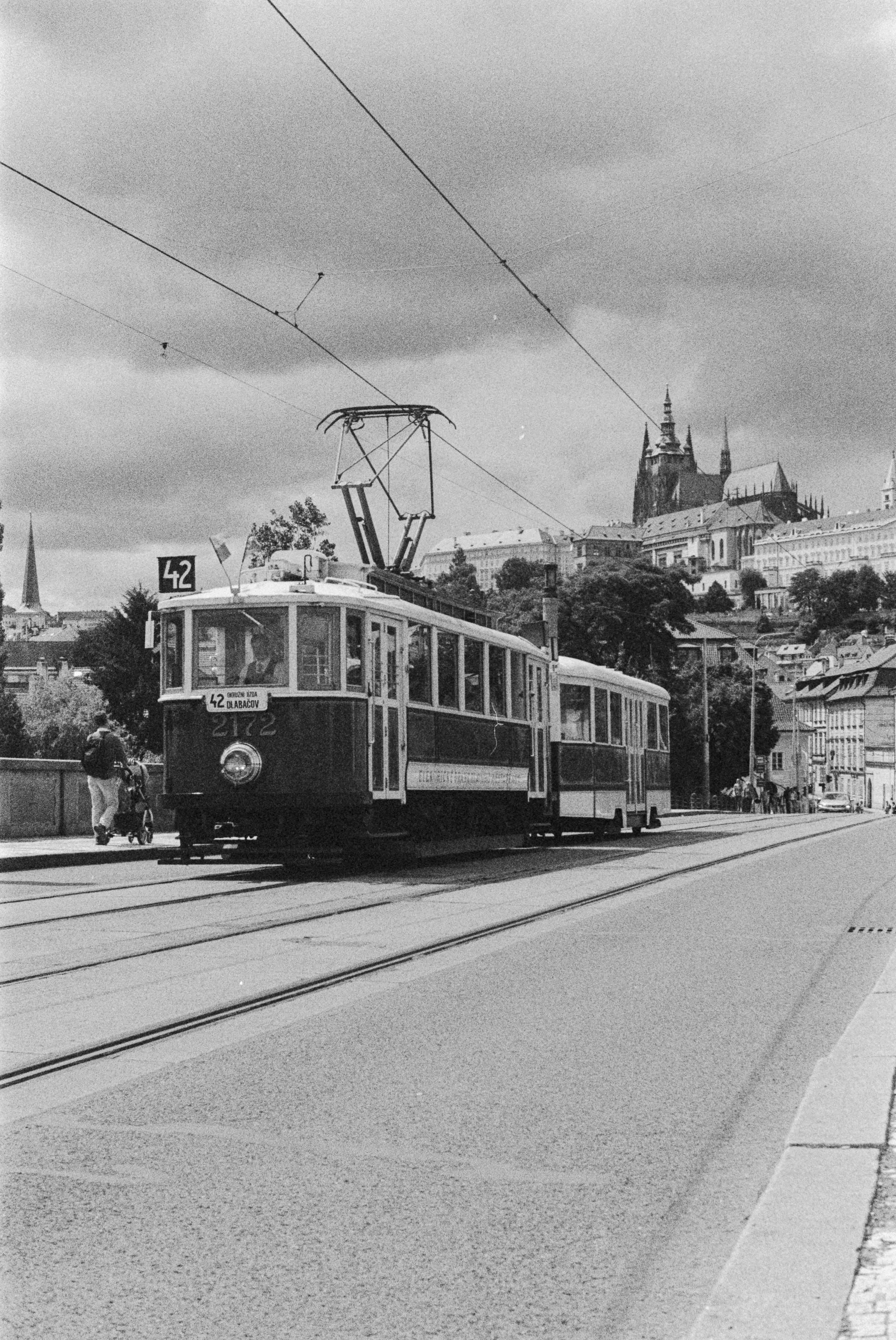 Linea 42 con el castillo de Praga de fondo.