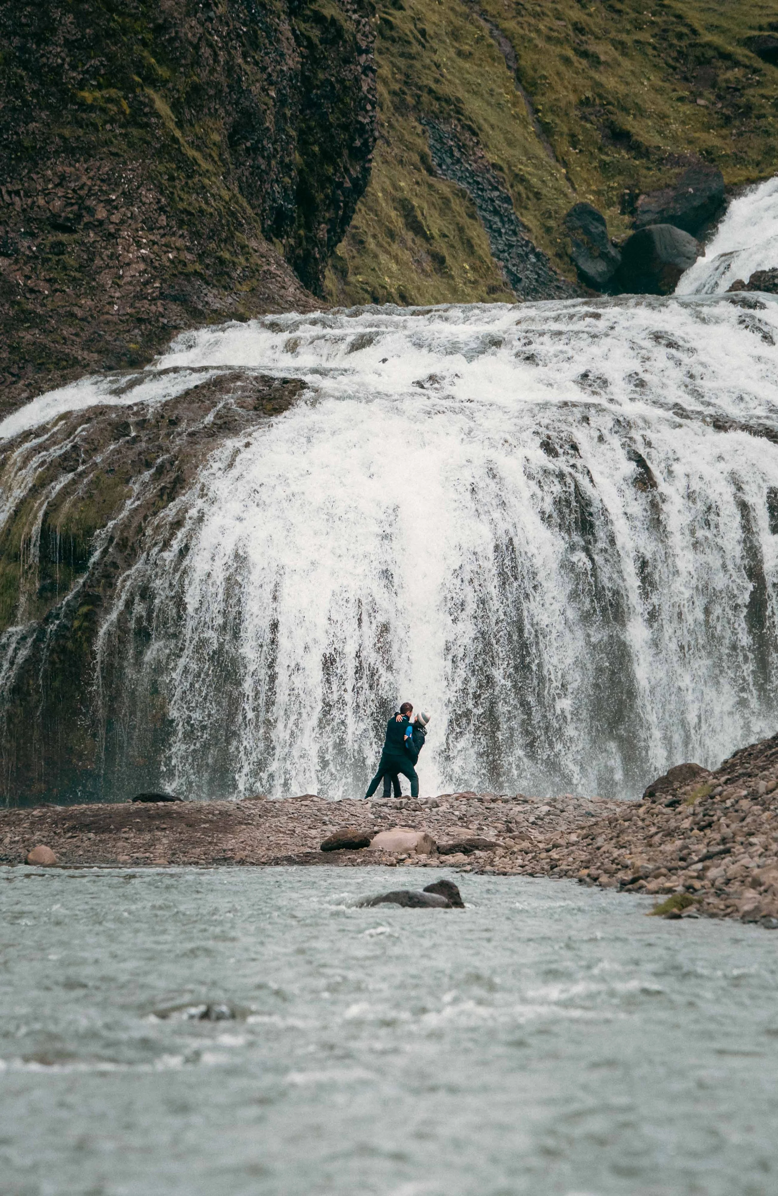 En unas cascadas de Islandia vi a esta, supongamos que pareja, viviendo un momento único.