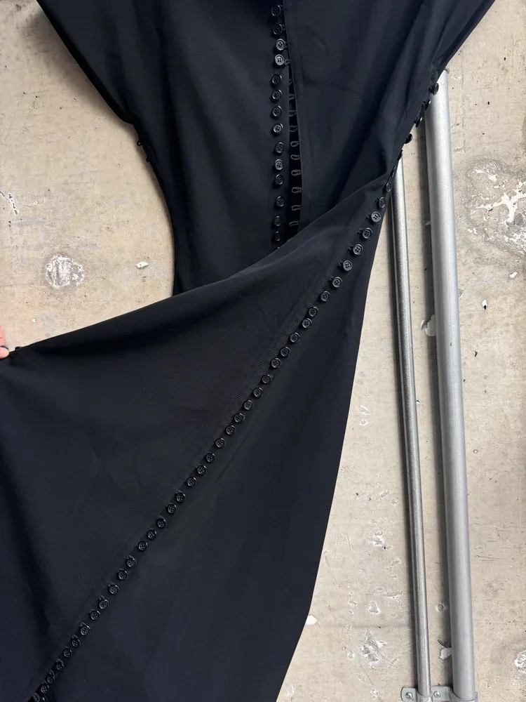 Yohji Yamamoto Button Closure Dress | 18.01LONDON Archive

Black Yohji Yamamoto dress featuring an asymmetric silhouette with extensive button fastening construction.

An iconic Yohji Yamamoto design showcasing innovative button construction, archite