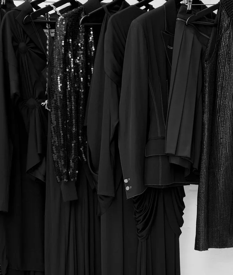 Black Eveningwear Textures & Surface Design | 18.01LONDON Archive

Close-up of black eveningwear featuring sequins, draping, tailoring and textured luxury fabrics.

A detailed study of black luxury textiles including sequins, draped silhouettes and t