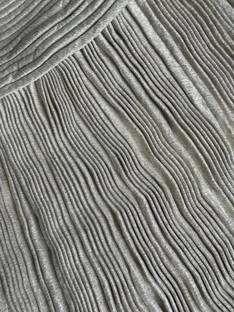 
1940s Couture Lamé Gown Detail | 18.01LONDON Archive
Alt Text
Close-up of a 1940s couture lamé gown displaying exceptionally fine knife pleating and metallic fabric.
Meta Description
Historic couture lamé eveningwear showcasing intricate pleating, m