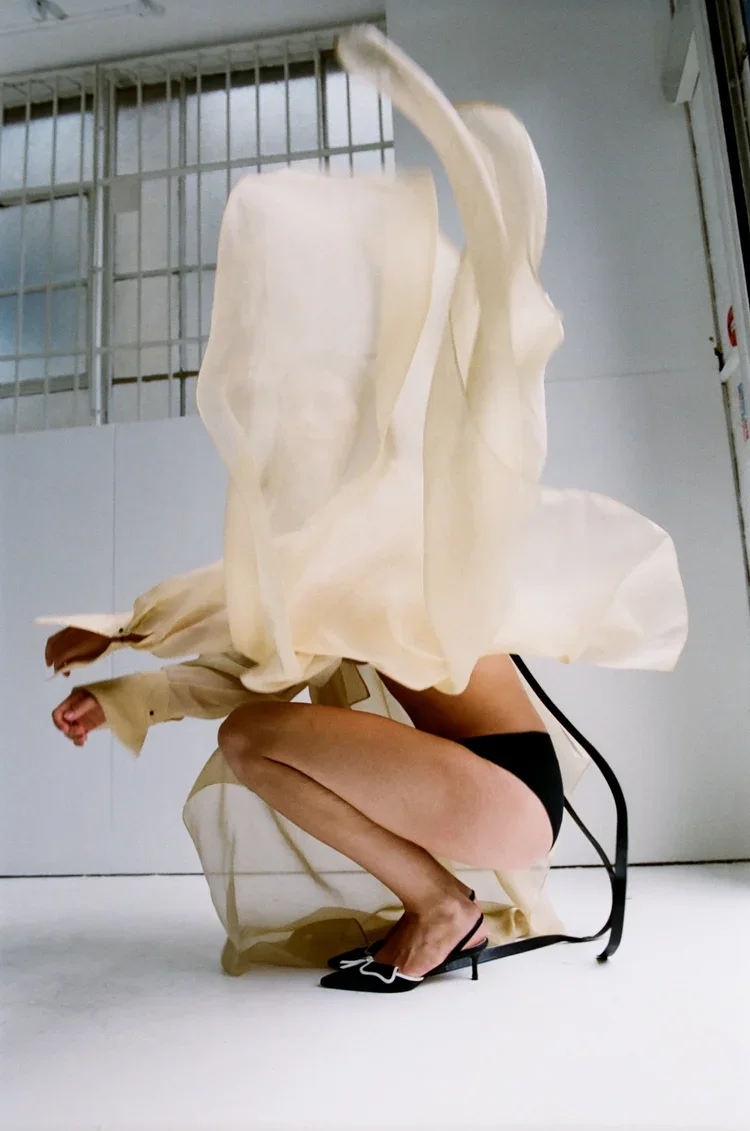 
Couture Organza Billow Shirt | 18.01LONDON Fashion Archive

Voluminous ivory couture organza shirt with dramatic movement and leather fastening detail.

A couture organza shirt exploring exaggerated volume, fluid movement and refined leather detaili