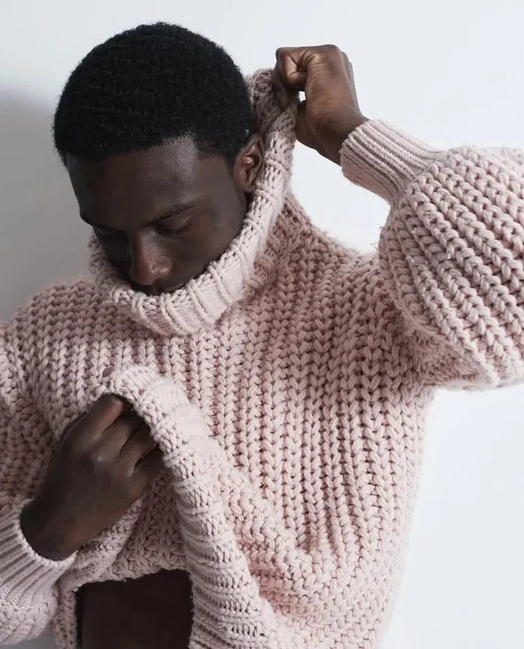 Oversized Hand Knit Sweater
Chunky oversized pale pink hand knitted sweater featuring exaggerated ribs and heavyweight stitch construction.
Luxury knitwear reference exploring oversized silhouettes, premium yarns and innovative stitch development.
| 