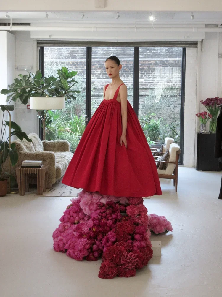 
Beyond Noise Editorial Installation | 18.01LONDON Archive

Model wearing sculptural red couture dress displayed within the 18.01LONDON archive surrounded by pink flowers.

Editorial installation created inside the 18.01LONDON archive celebrating scu