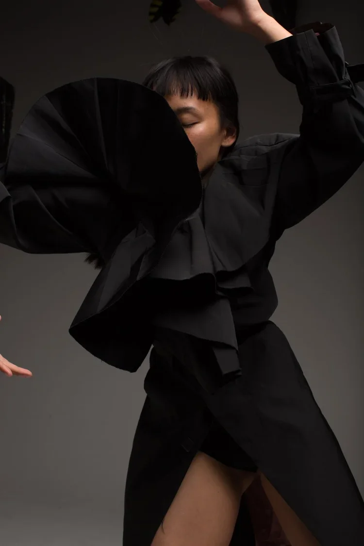 Jean Paul Gaultier Ruffle Collar Trenchcoat, Sculptural Collar Study
Directional black garment featuring oversized folded forms and sculptural collar construction that redefines the neckline and upper body
Volume is concentrated around the neckline, 