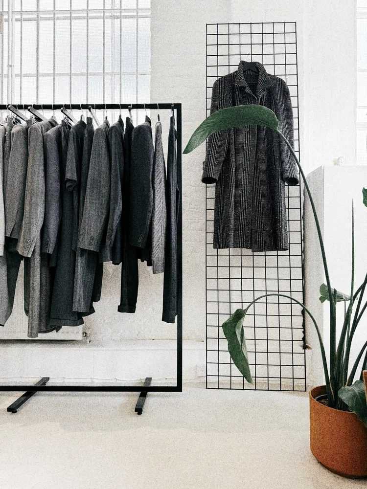 Tailoring & Coat Display
Tailored coats displayed within the 18.01LONDON archive alongside curated suiting references.
Luxury tailoring archive featuring coats, jackets and suiting used by fashion designers researching construction and silhouette.
| 