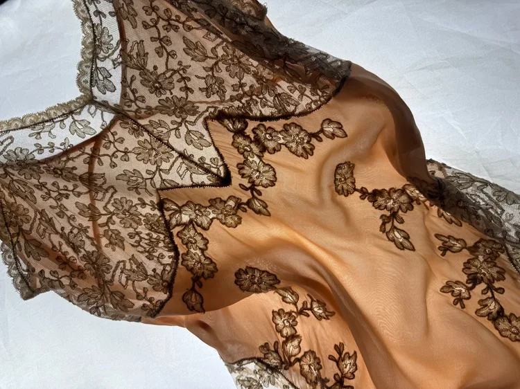 1930s Lace Peignoir | Historic Lingerie Archive | 18.01LONDON

1930s silk peignoir featuring sheer embroidered lace panels and delicate floral embroidery.

A rare 1930s lace peignoir demonstrating exceptional lingerie craftsmanship, embroidered tulle