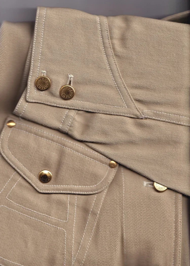 
Vintage Hermès Utility Jacket | 18.01LONDON
Vintage Hermès cotton utility jacket featuring signature gold hardware from the 18.01LONDON archive.

Luxury workwear detailing and precision garment construction.
